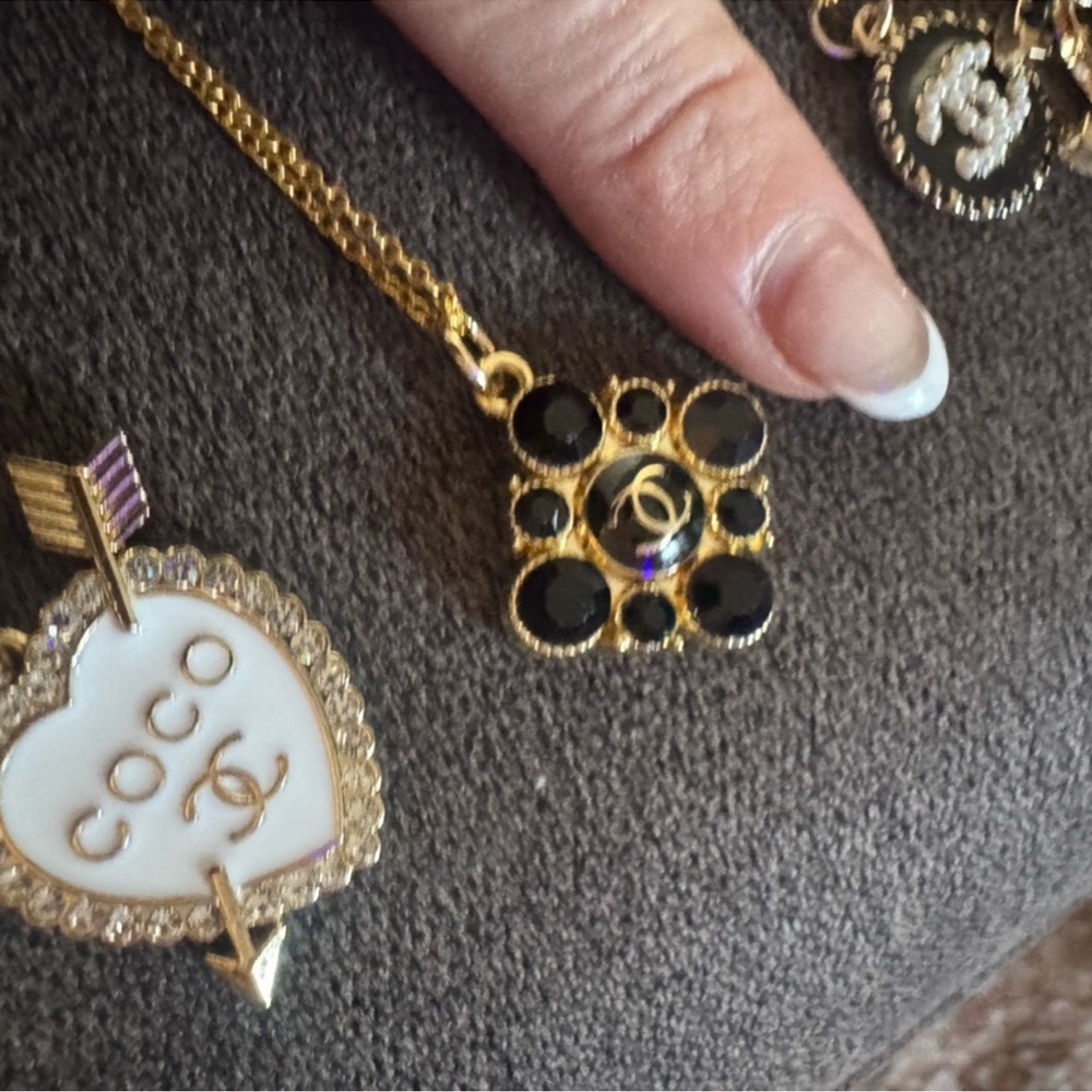 Elegant Black and Gold Pendant Necklace - Picture 5 of 7